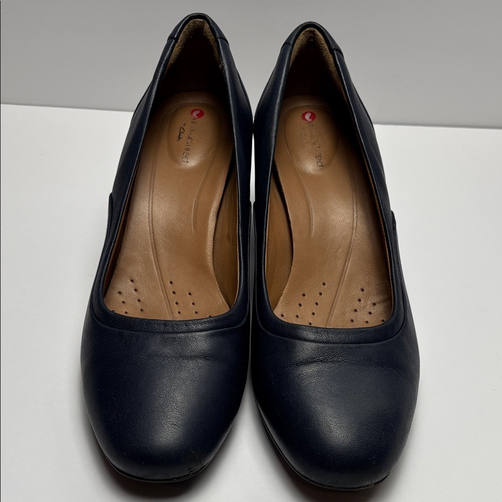 Clarks‎ Artisan Women’s Sz7.5 Navy Leather Round-Toe Pumps #0264